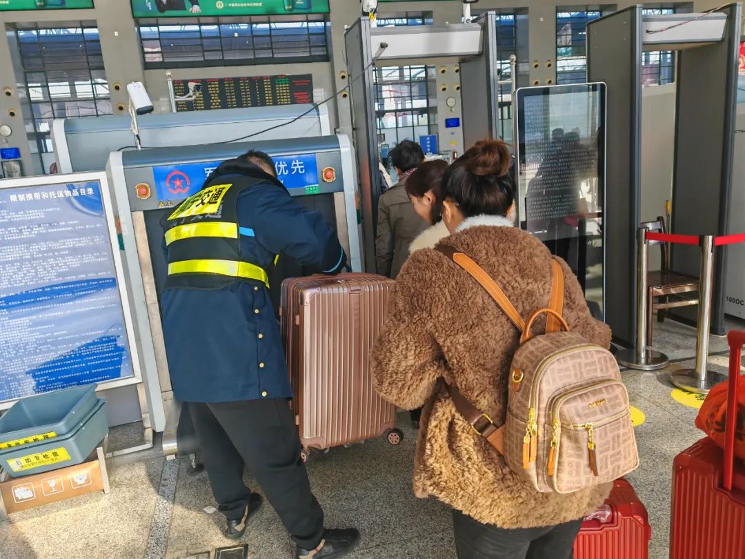 交通人的坚守诠释最美“敬业福”(图2)