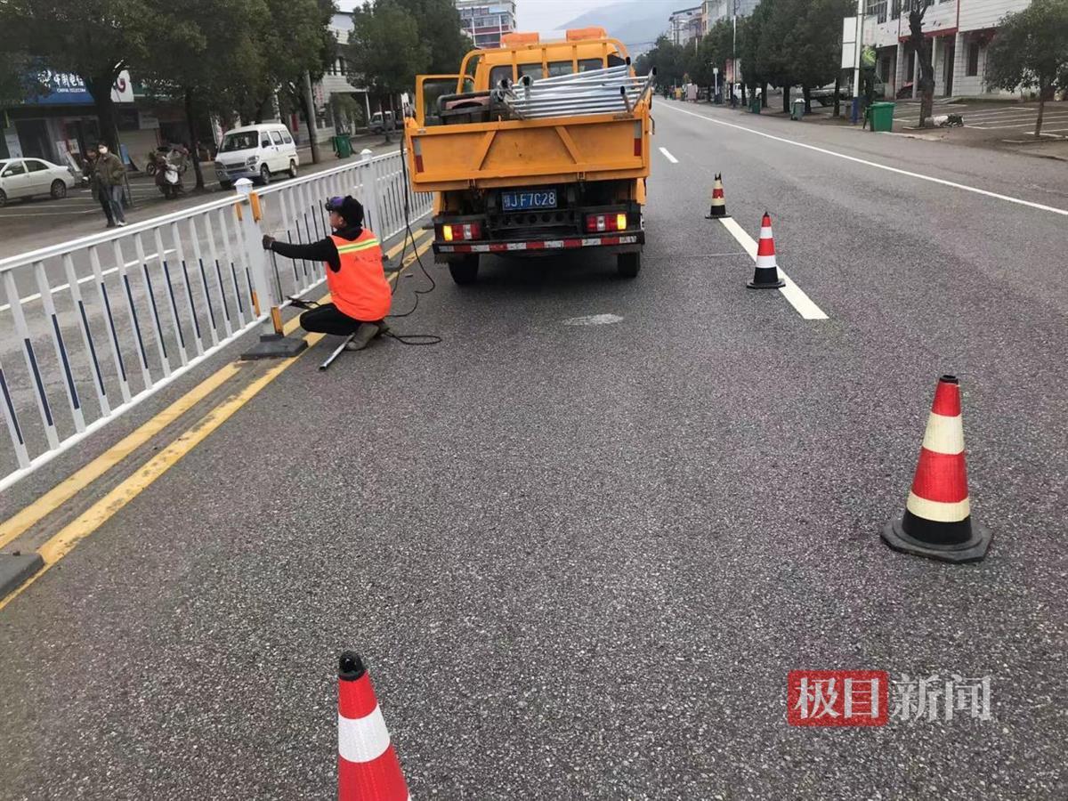清理路障修复护栏！黄冈浠水积极应对新一轮低温雨雪冰冻天气(图2)
