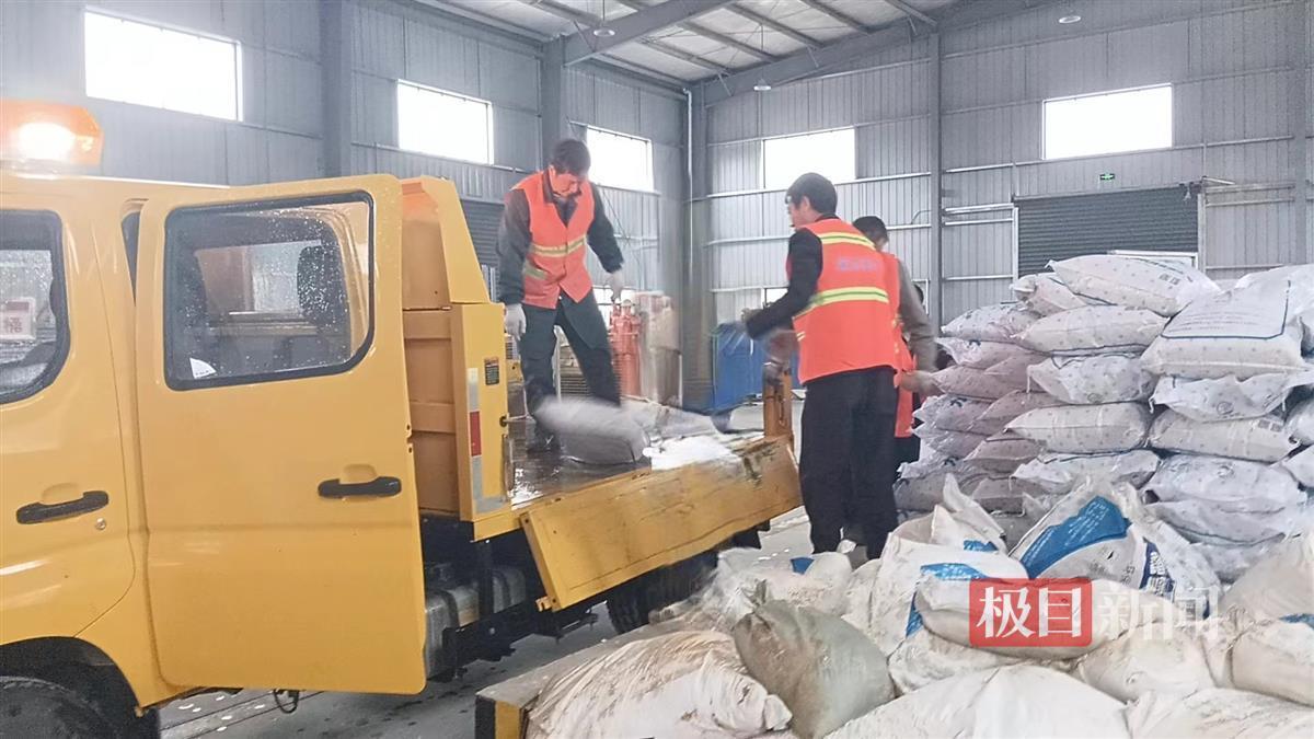 清理路障修复护栏！黄冈浠水积极应对新一轮低温雨雪冰冻天气(图3)