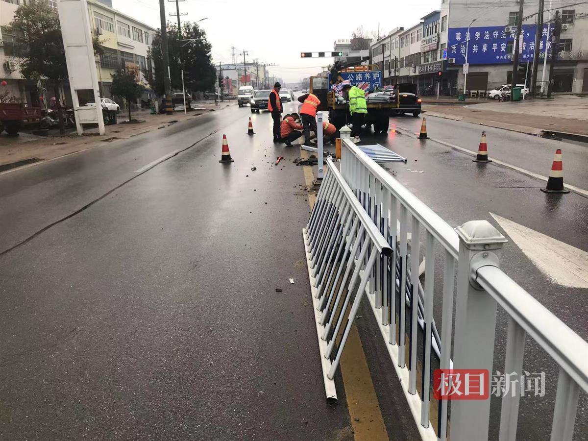 清理路障修复护栏！黄冈浠水积极应对新一轮低温雨雪冰冻天气(图4)