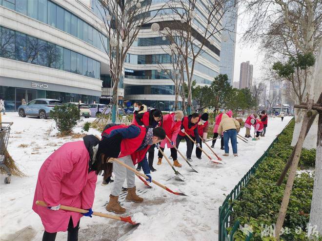 726万人次铲雪除冰武汉道路交通基本畅通(图2)