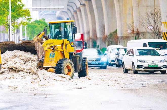 726万人次铲雪除冰武汉道路交通基本畅通