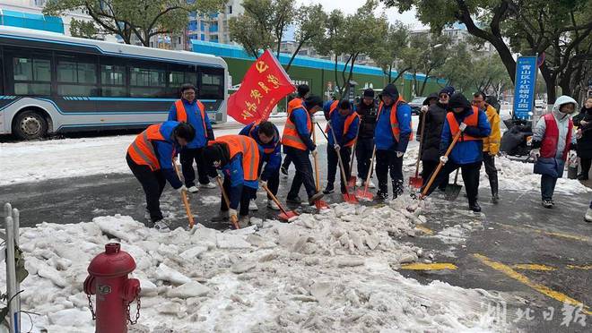 726万人次铲雪除冰武汉道路交通基本畅通(图3)