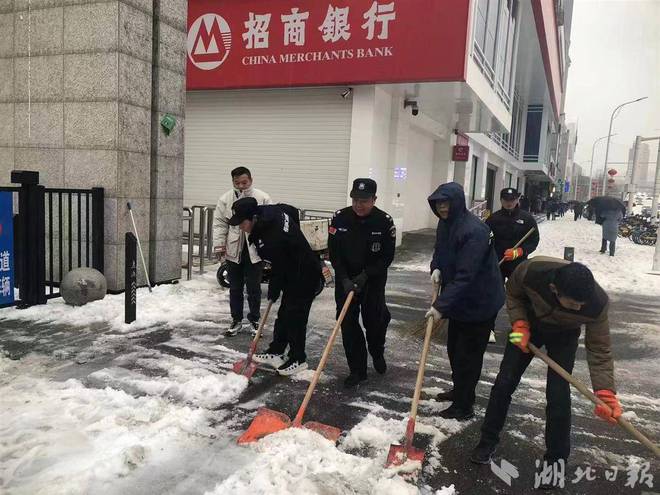 726万人次铲雪除冰武汉道路交通基本畅通(图6)