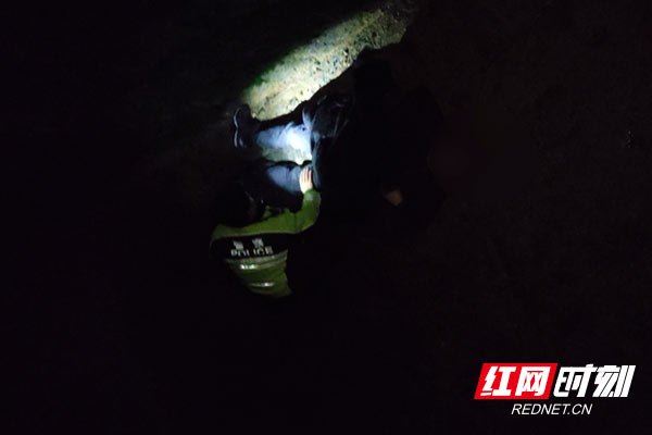 男子深夜坠入6米深涵洞株洲高速交警紧急救援