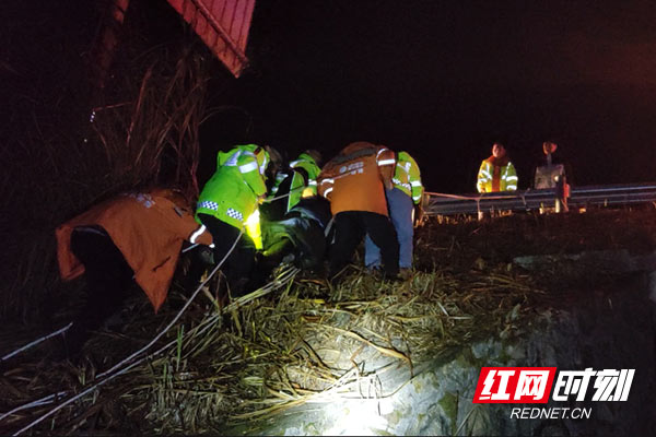 男子深夜坠入6米深涵洞株洲高速交警紧急救援(图2)