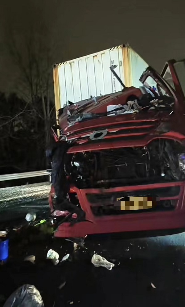 G1503上海绕城高速发生多车事故一货车冲出护栏