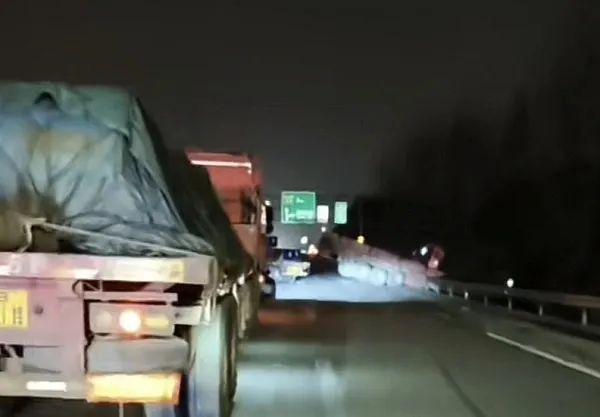 惊魂！上海绕城高速多车发生事故！有车撞护栏、有车追尾还有的车…