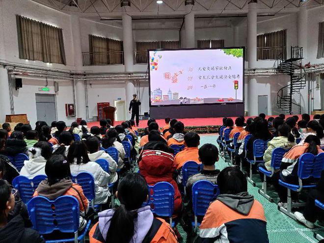 护航开学兵团交警送上“交通安全第一课”开学季