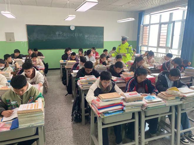 护航开学兵团交警送上“交通安全第一课”开学季(图5)