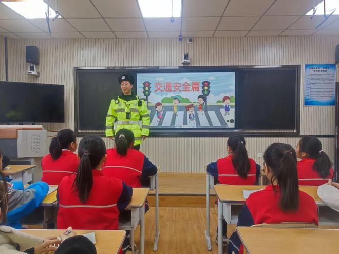护航开学兵团交警送上“交通安全第一课”开学季(图4)