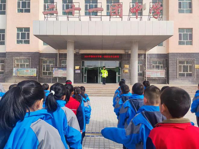护航开学兵团交警送上“交通安全第一课”开学季(图3)