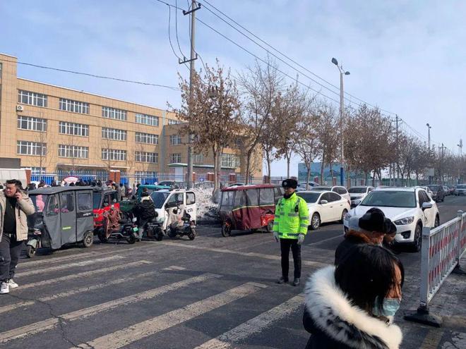 护航开学兵团交警送上“交通安全第一课”开学季(图15)