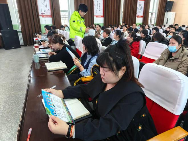 护航开学兵团交警送上“交通安全第一课”开学季(图11)