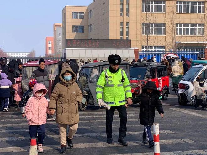 护航开学兵团交警送上“交通安全第一课”开学季(图16)