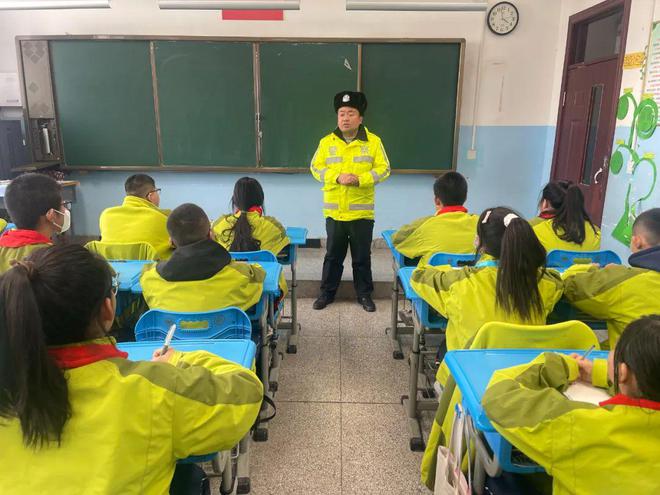 护航开学兵团交警送上“交通安全第一课”开学季(图22)