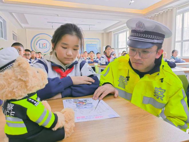 护航开学兵团交警送上“交通安全第一课”开学季(图20)