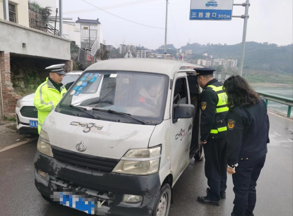 春游季到来重庆交通执法部门多举措护航游客出行
