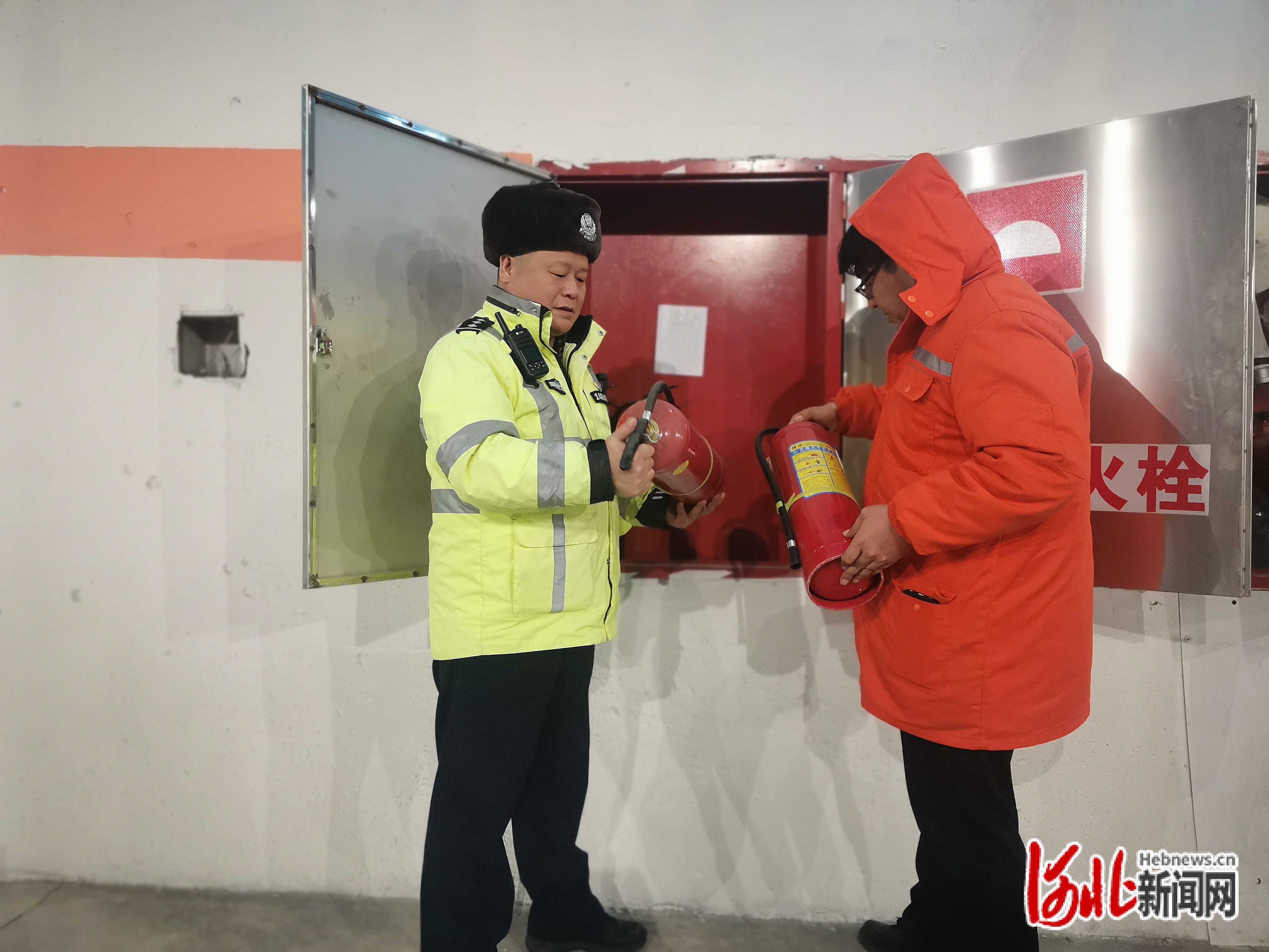 点赞河北丨他爬上大桥护栏离地70多米高！寒风中苦劝一小时高速交警救回轻生男子(图3)