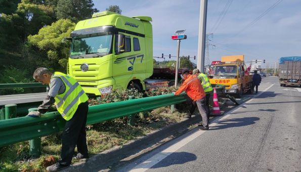 上饶市信州公路中心：更换受损护栏筑牢安全防线