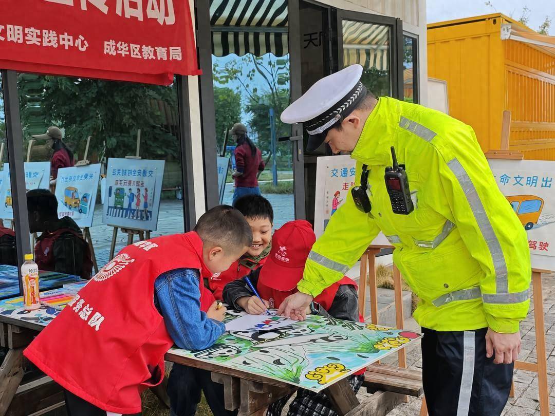 小手拉大手成都交警为亲子家庭开展交通安全宣传