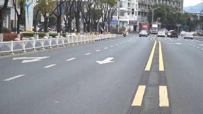 台州街头的隔离护栏被拆除原因找到了！(图5)
