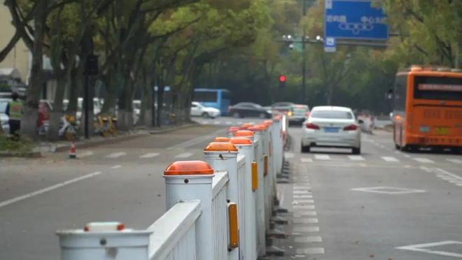 台州街头的隔离护栏被拆除原因找到了！(图8)