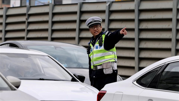森林百花展为共青森林公园带来今年最大客流杨浦交警全员上岗有效疏导(图2)