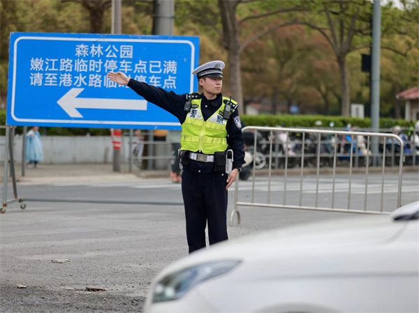 森林百花展为共青森林公园带来今年最大客流杨浦交警全员上岗有效疏导