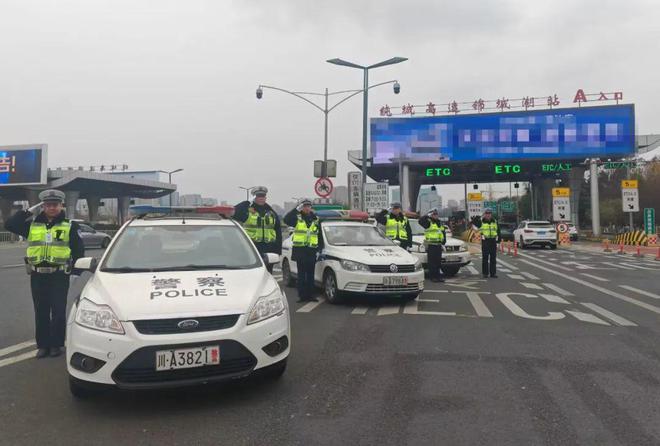 这名交警你翻高速护栏被拍下来了(图3)