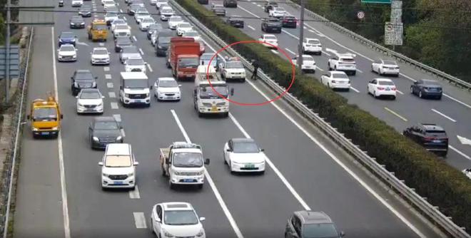 这名交警你翻高速护栏被拍下来了(图2)