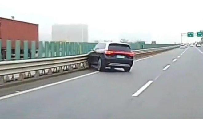 问界M9高速突然失控撞护栏高阶智驾辅助还安全可靠吗？