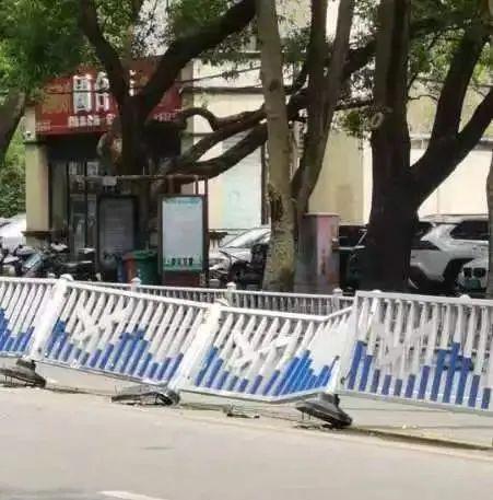 闹大了！北海一小货车撞坏护栏竟然溜之大吉···