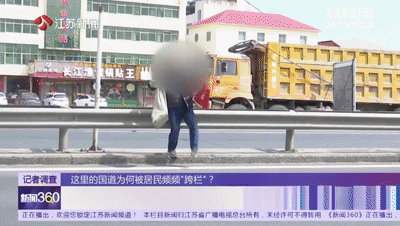 道口被封居民开始翻护栏过马路！有人一天要翻五六次