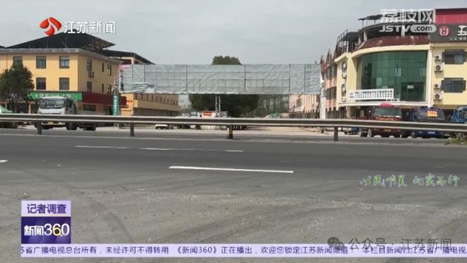 道口被封居民开始翻护栏过马路！有人一天要翻五六次(图3)