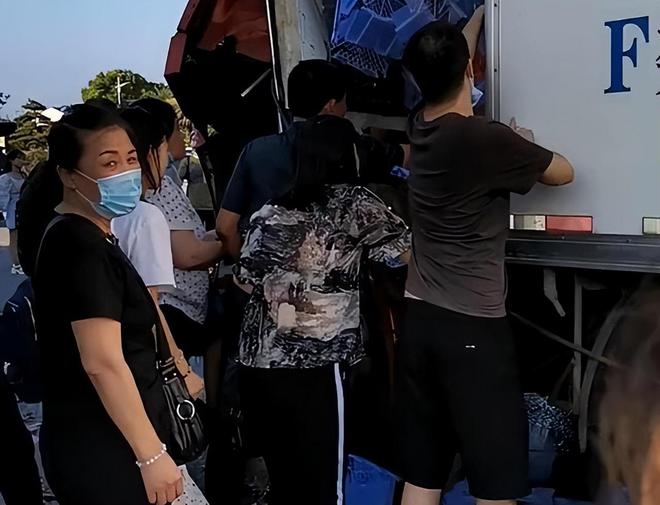 大货车遇交通事故险侧翻附近居民不顾司机哀求扒着车门抢水果