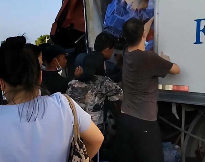 大货车遇交通事故险侧翻附近居民不顾司机哀求扒着车门抢水果(图2)