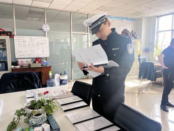 春季行动丨大庆交警走进旅游客运企业开展“劳动节”前交通安全大检查