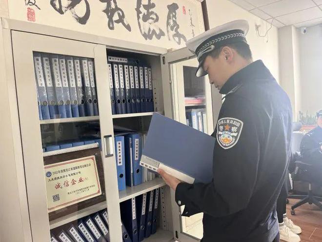 春季行动丨大庆交警走进旅游客运企业开展“劳动节”前交通安全大检查(图2)