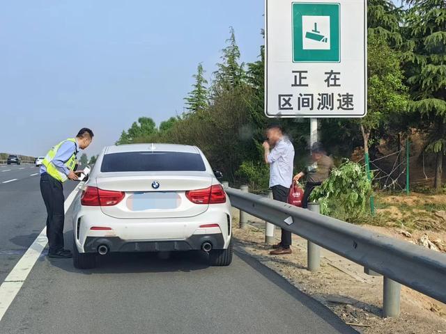 司机为吃槐花炒鸡蛋翻高速护栏采槐花为吃许多人会采摘食用