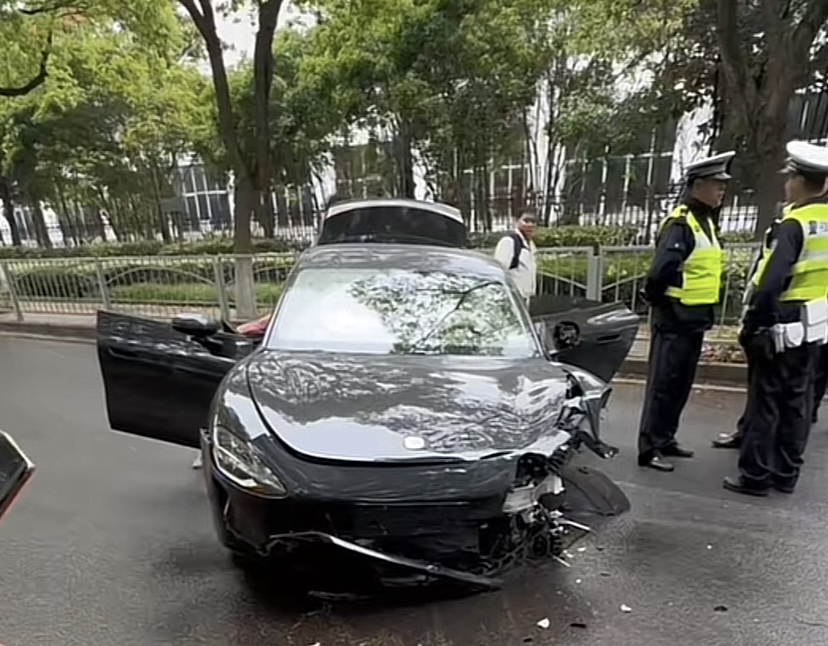 新款新能源车失控撞到护栏气囊弹出幸无伤亡
