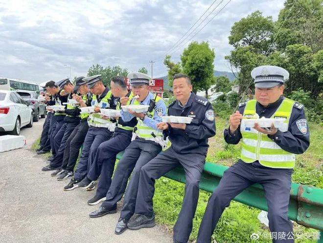 【铜陵头条0505】铜陵一女子挖笋被捕兽夹咬伤违规设置护栏物业管理混乱？回复！非遗竹马灯上演！(图6)