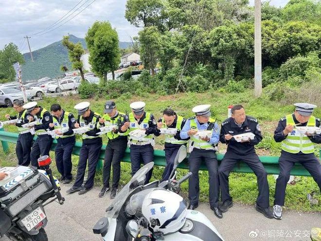 【铜陵头条0505】铜陵一女子挖笋被捕兽夹咬伤违规设置护栏物业管理混乱？回复！非遗竹马灯上演！(图5)