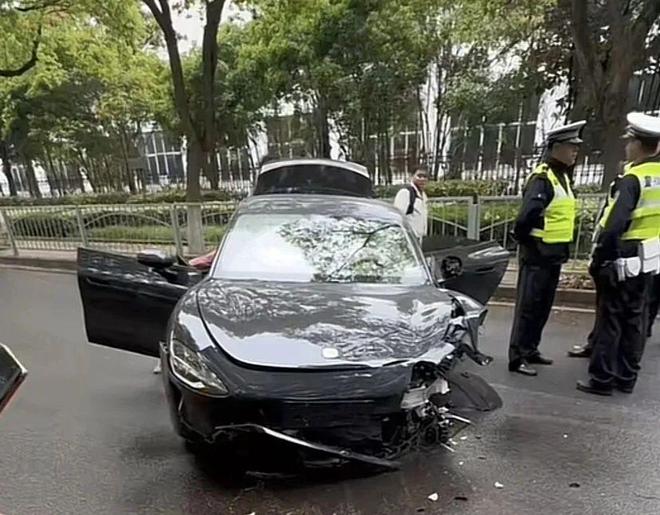 松江街头一新能源轿车失控撞击护栏！车轮脱落地上全是碎片！