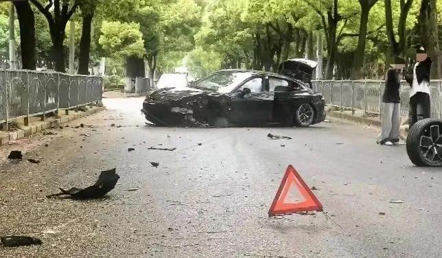 松江街头一新能源轿车失控撞击护栏！车轮脱落地上全是碎片！(图2)
