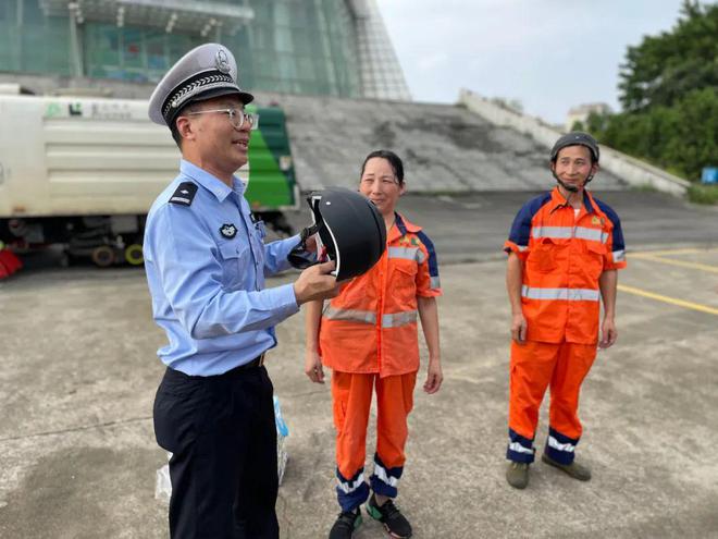 “交警蓝”守护“环卫橙”！新会公安开展环卫工人交通安全培训宣传活动(图3)