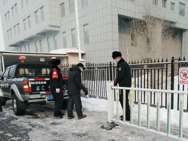 【文明创建】安装隔离护栏规范道路交通秩序(图2)