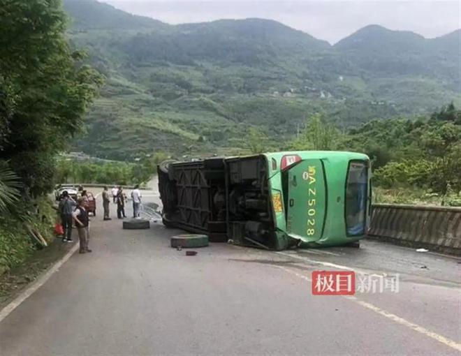 最新通报！1死4伤客车与护栏发生碰撞侧翻(图2)