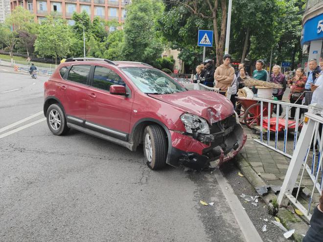 小车途中刹车失灵撞护栏交巡警：车辆日常保养检修很重要