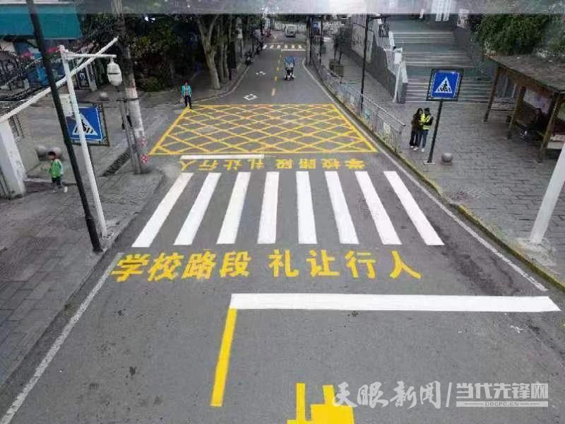 遵义交警优化20所学校门前交通设施